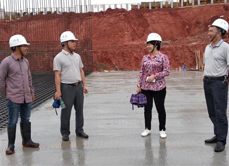 韋桂華、周善學(xué)到龍嶺大道三期項目調(diào)研