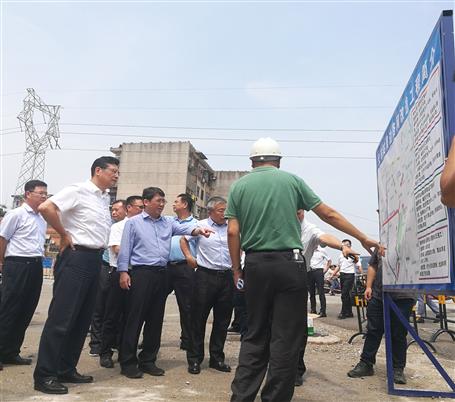 鄭俊康、吳煒到火車站周邊路網(wǎng)改造工程調(diào)研