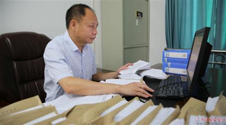 初心不改　本色不褪——記廣西勤廉榜樣、河池市紀(jì)委副書記、監(jiān)委副主任黃振林