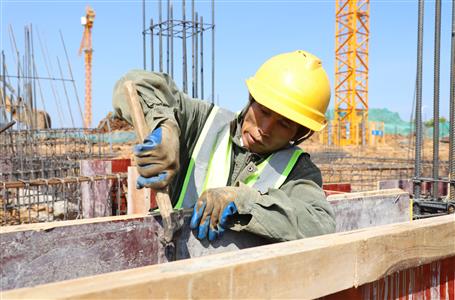 【戰(zhàn)高溫 沖產(chǎn)值】明德中學項目：多措并舉 直面“烤”驗