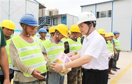 蒙勝益到分公司項(xiàng)目開展“送清涼”慰問活動