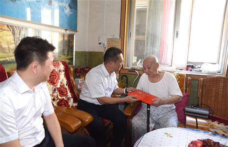 覃振華、賴海標(biāo)國(guó)慶節(jié)前慰問(wèn)離休老干部