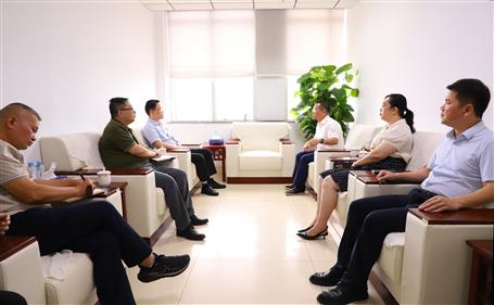 覃振華與柳北區(qū)委書記、區(qū)長石中華舉行工作會談