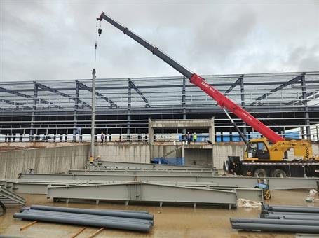 【奮戰(zhàn)三季度 打贏攻堅戰(zhàn)】冶建第四分公司內(nèi)蒙古項目2#冷庫鋼結(jié)構(gòu)首吊成功！