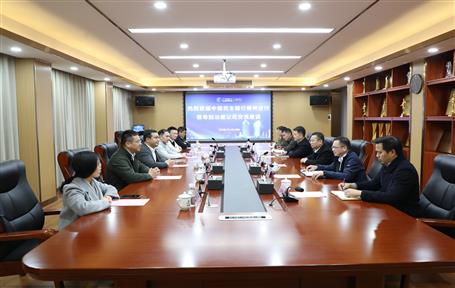 覃振華與中國(guó)民生銀行柳州分行行長(zhǎng)李超舉行工作會(huì)談
